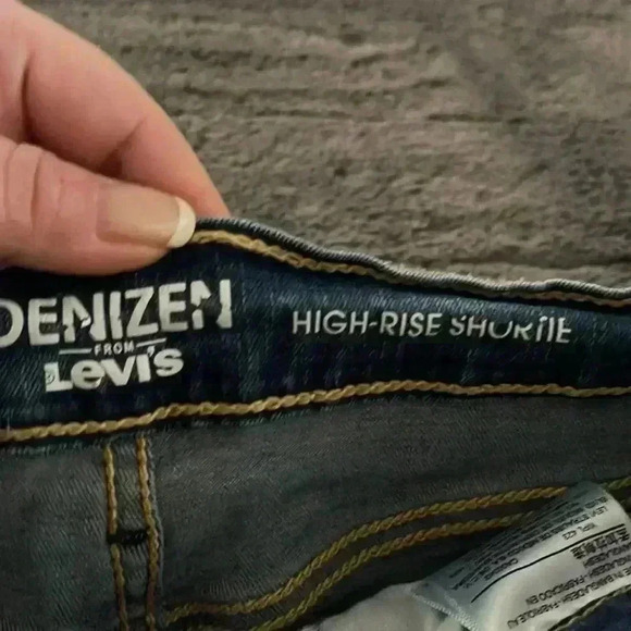 🌼 Levi’s high-rise distressed shorts - Picture 2 of 5